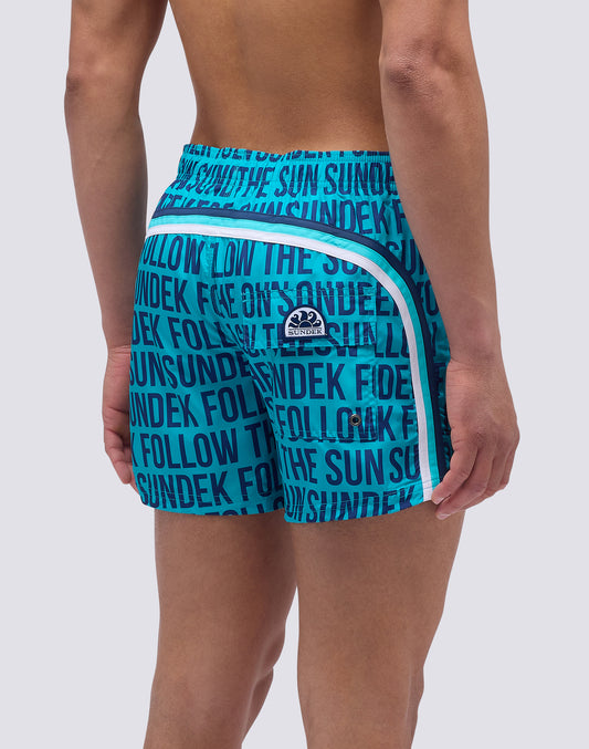 BAÑADOR CORTO CON CINTURA ELÁSTICA Y ESTAMPADO PAYOFF WRITINGS