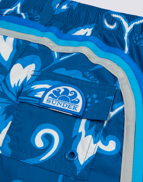 REPREVE® TRAJE DE BAÑO CORTO CON CINTURA ELÁSTICA Y ESTAMPADO SK23