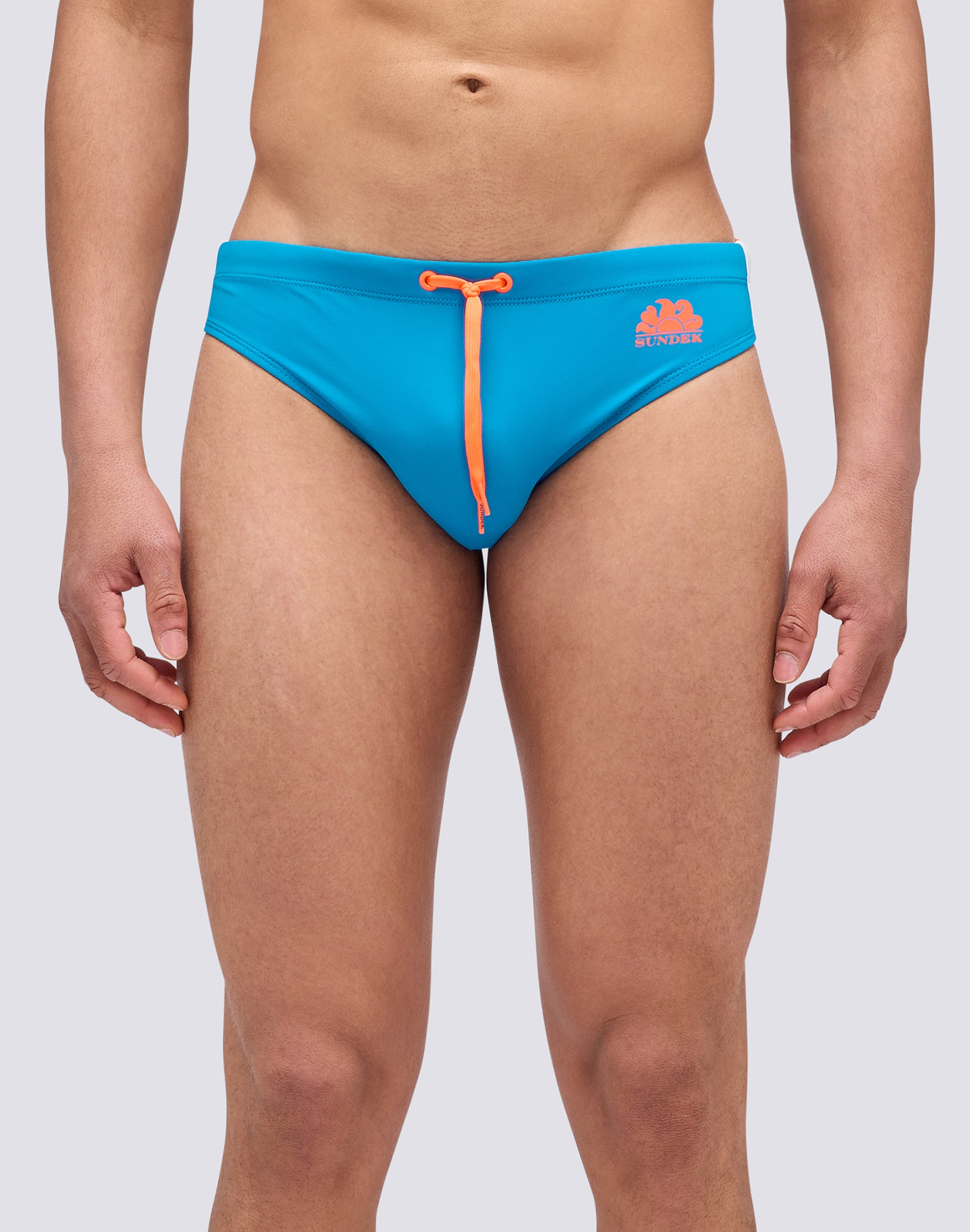 Slip Mare Sundek Uomo In ECONYL Rigenerato, Arancione Con Banda Blu, Protezione UV E Vestibilità Regolabile