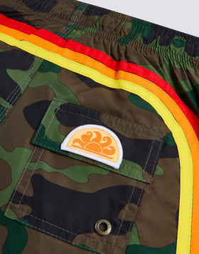 MAILLOT DE BAIN POUR ENFANT COURT À TAILLE ÉLASTIQUE IMPRIMÉ CAMOUFLAGE AVEC ARC-EN-CIEL EN POLYESTER RECYCLÉ REPREVE®