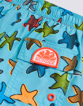 BAÑADOR NIÑO CORTO CON CINTURA ELÁSTICA Y ESTAMPADO HAPPY STAR EN POLIÉSTER RECICLADO REPREVE®