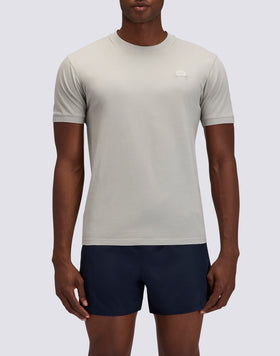 T-SHIRT NEW DEY À COL ROND TEINT EN PIÈCE AVEC LOGO