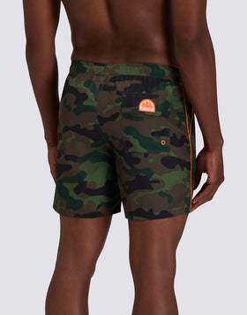 COSTUME DA BAGNO UOMO LUNGHEZZA MEDIA VITA ELASTICATA STAMPA CAMOU IN POLIESTERE RICICLATO REPREVE®