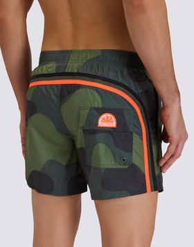 BAÑADOR DE PANTALÓN CORTO CON CINTURA ELÁSTICA ESTAMPADO DE CAMUFLAJE TEJIDO RIP-STOP