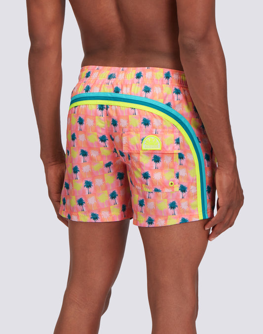 MAILLOT DE BAIN COURT À TAILLE ÉLASTIQUÉE REPREVE® AVEC IMPRESSION PALM COLLAGE
