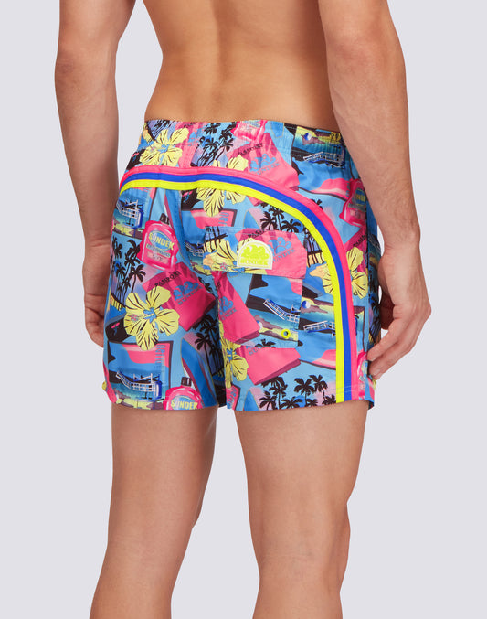 REPREVE® TRAJE DE BAÑO CORTO CON CINTURA ELÁSTICA Y GREETINGS FROM CALIFORNIA ESTAMPADO