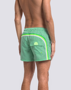 MAILLOT DE BAIN COURT À TAILLE ÉLASTIQUE EN POLYESTER RECYCLÉ REPREVE® AVEC IMPRIMÉ À RAYURES JUICY ET BRODERIE FRUITS