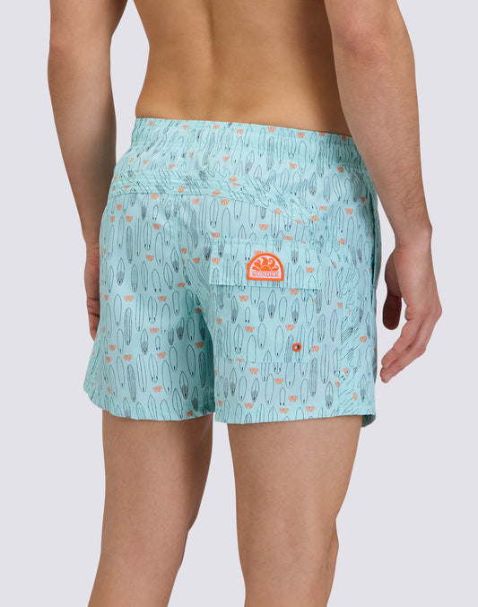 COSTUME DA BAGNO CORTO VITA ELASTICATA REPREVE® CON STAMPA SURF