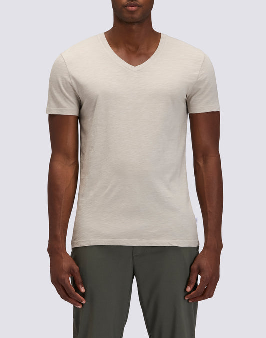 CAMISETA DE CUELLO DE PICO TEÑIDA EN PRENDA