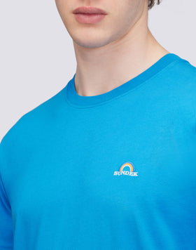 CAMISETA CON BORDADO ARCO IRIS