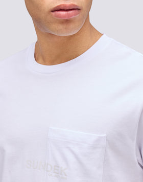 T-SHIRT CON TASCA E STAMPA