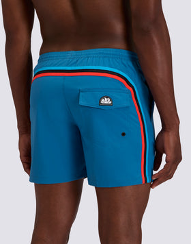 BAÑADOR CON TEJIDO ELÁSTICO, CINTURA ELÁSTICA Y BOLSILLO EXTRAÍBLE