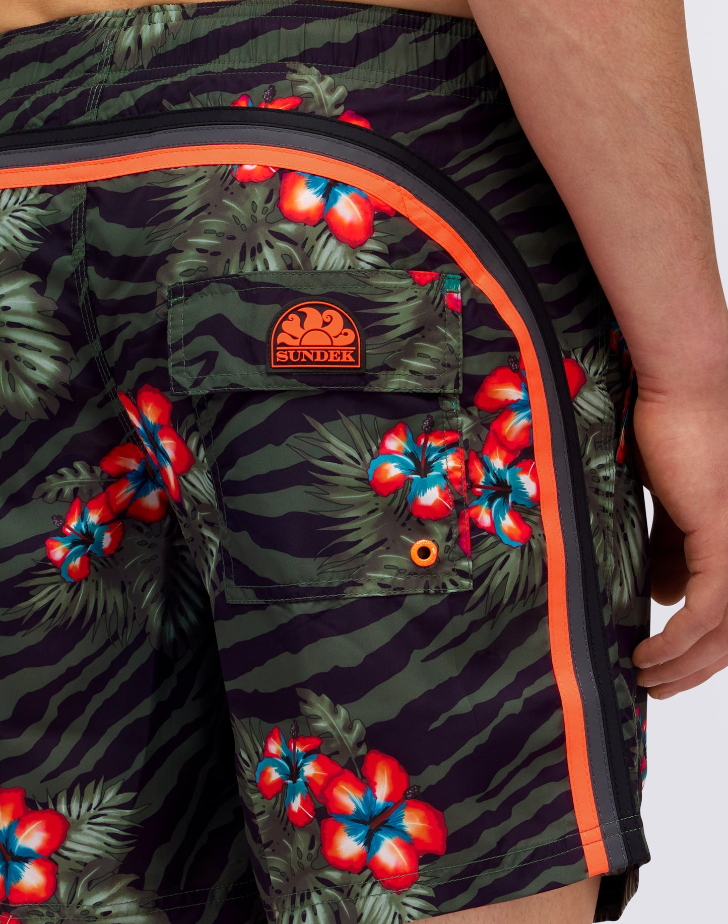 BAÑADOR MEDIANO REPREVE® CINTURA ELÁSTICA CON ESTAMPADO JUNGLE HIBI