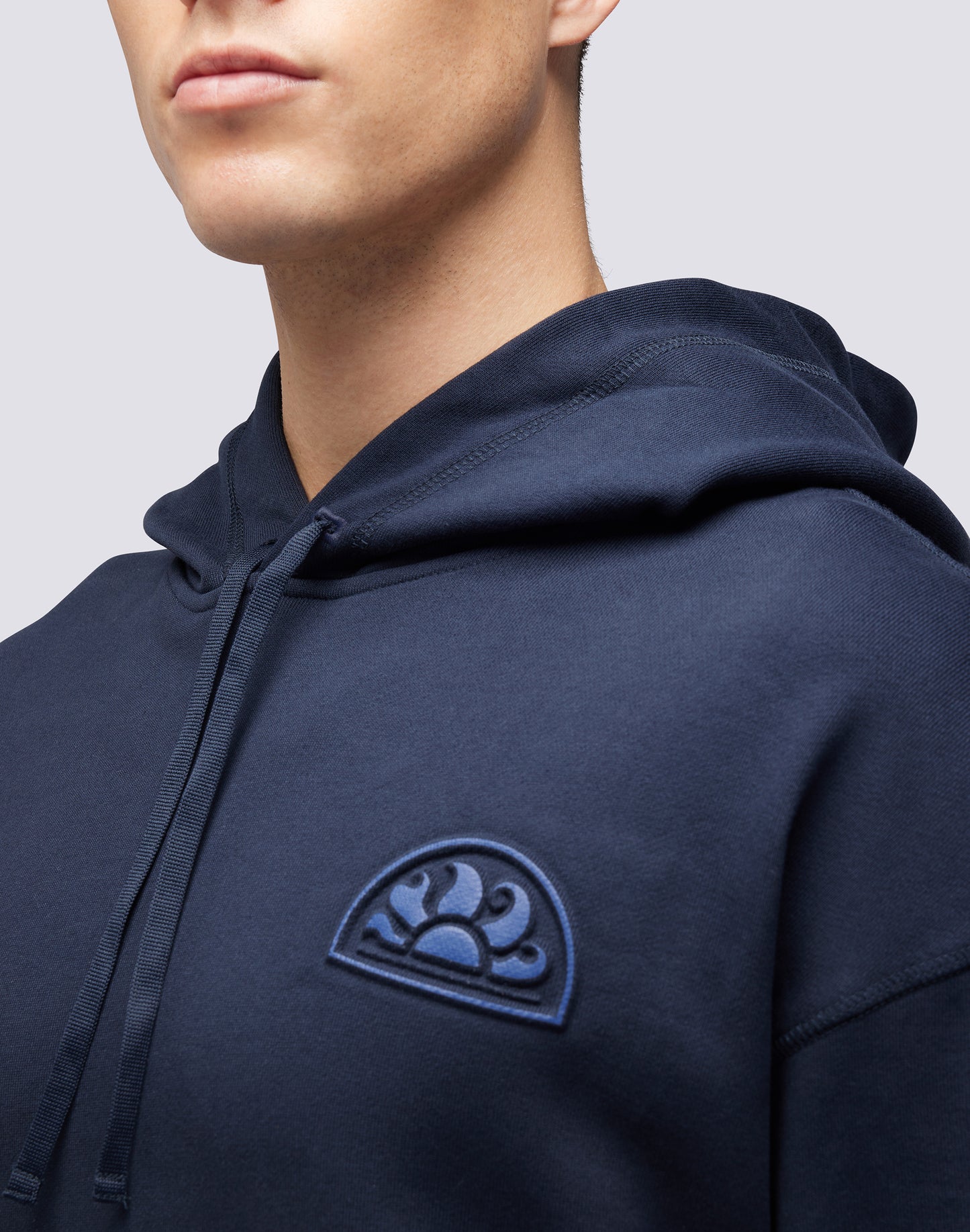 SWEAT-SHIRT À CAPUCHE ET LOGO EMBOSSÉ