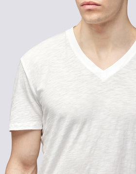T-SHIRT TINTO CAPO CON SCOLLO A V