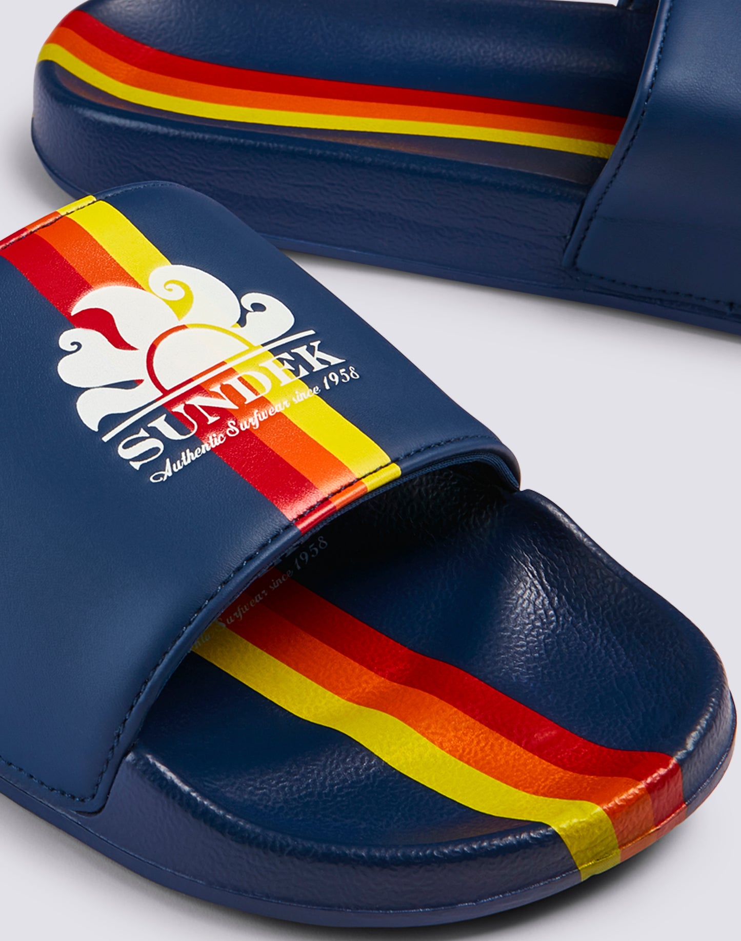 ZAPATILLA DIADEMA CON LOGOTIPO Y DETALLE ARCO IRIS