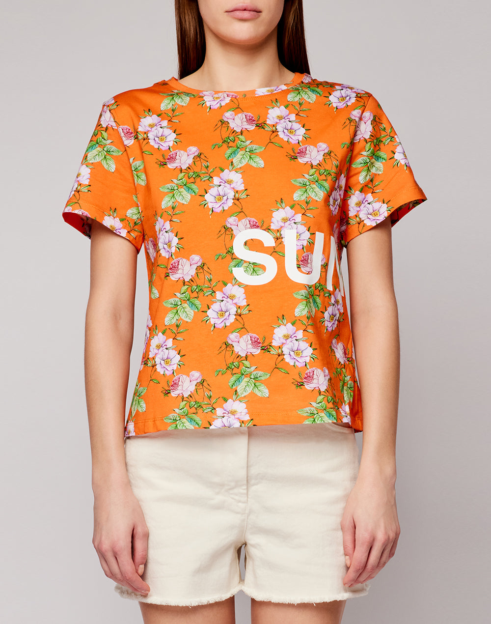 CAMISETA CON ESTAMPADO DE FLORES