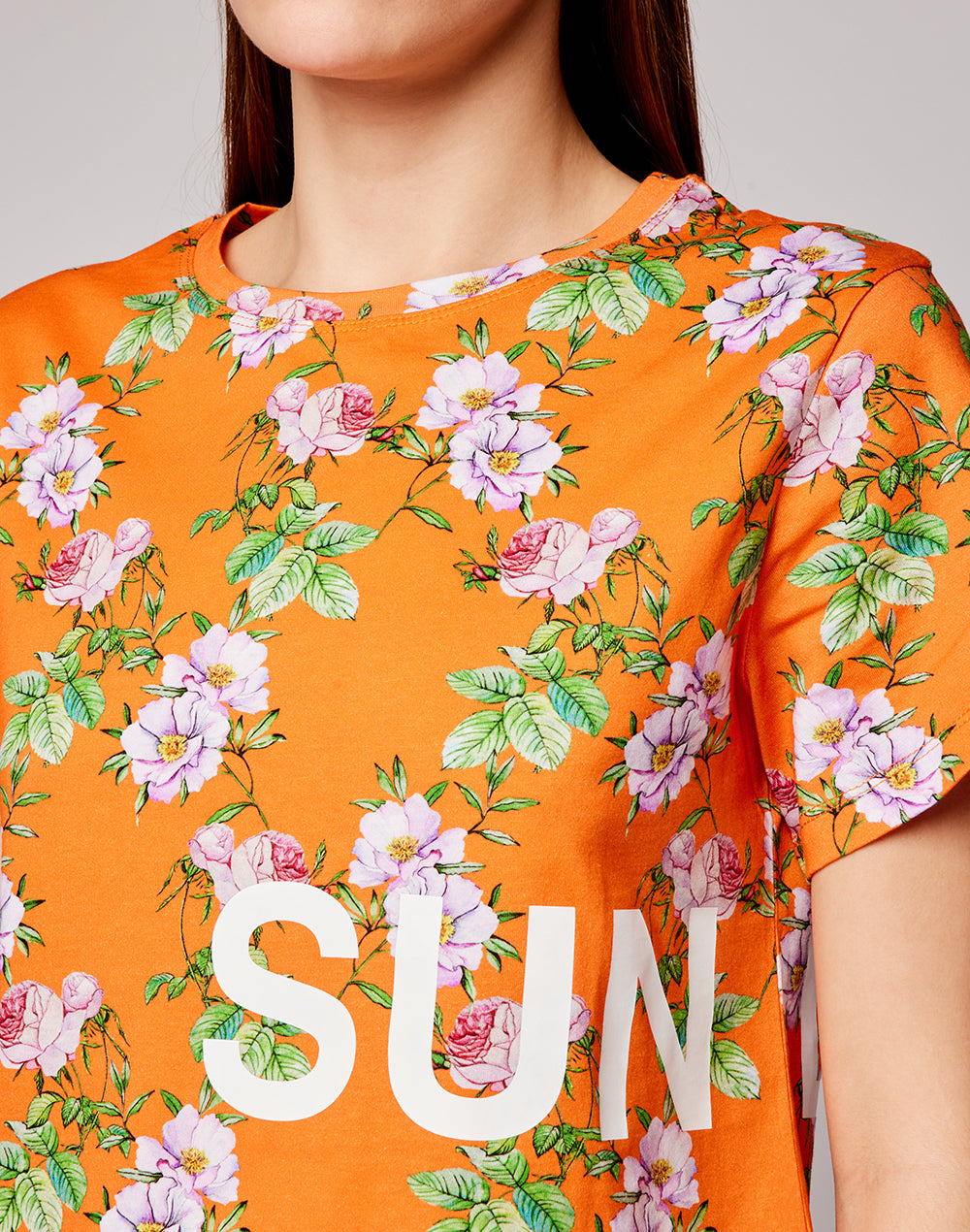 CAMISETA CON ESTAMPADO DE FLORES