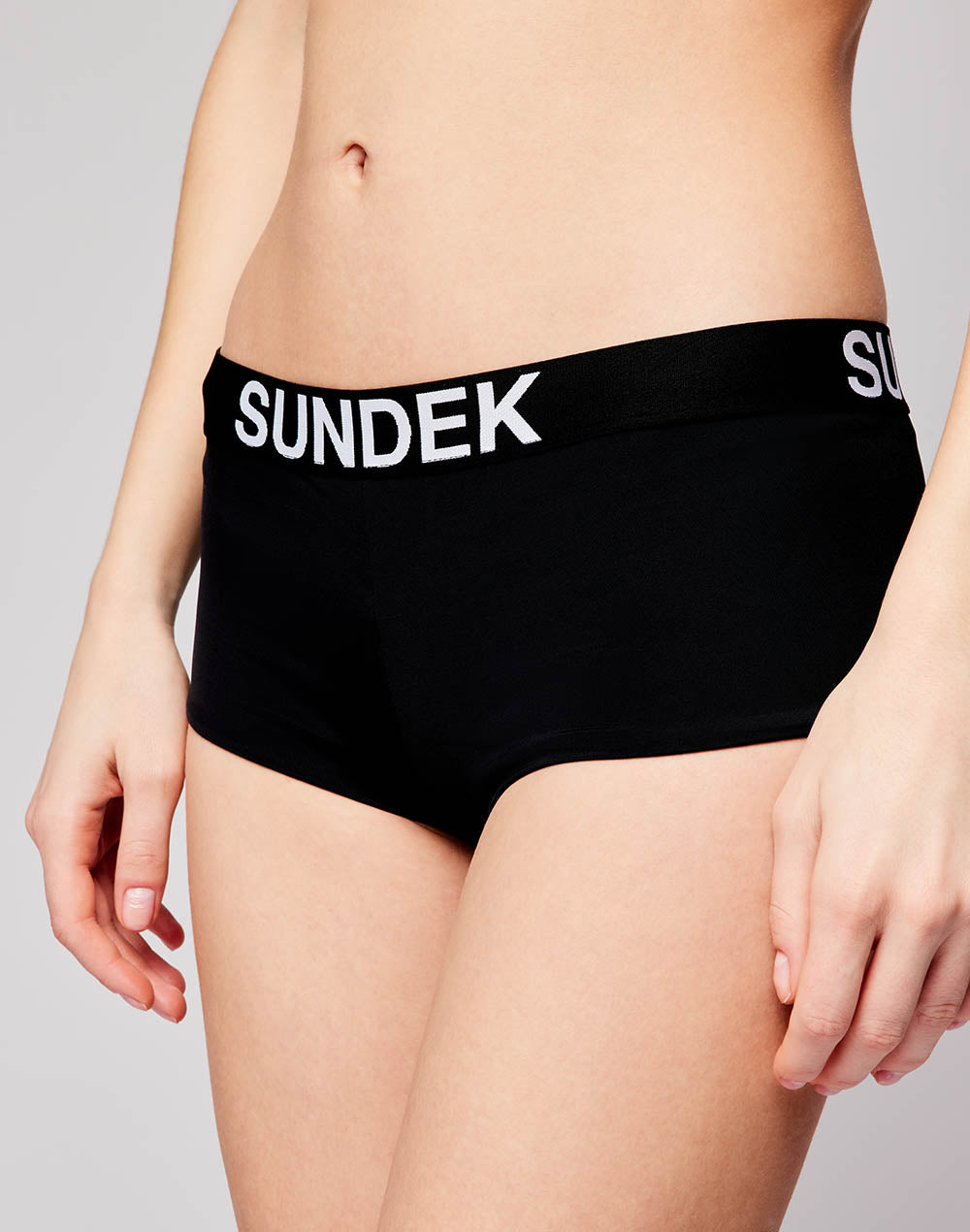 SHORT SWIM SHORTS WITH AN ELASTICATED WAISTBAND